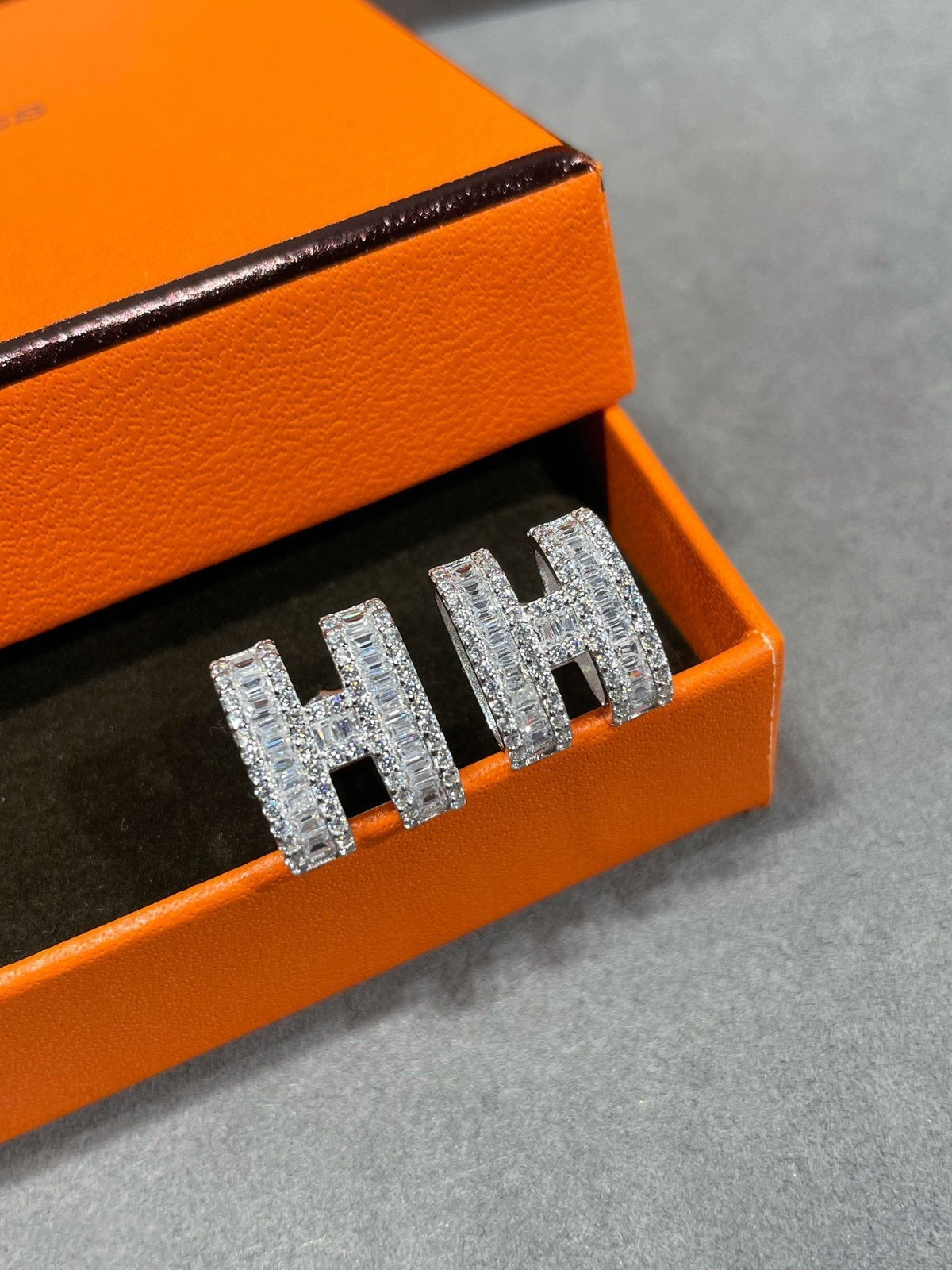[LumiVibe]H STUD EARRINGS WITH SILVER DIAMONDS