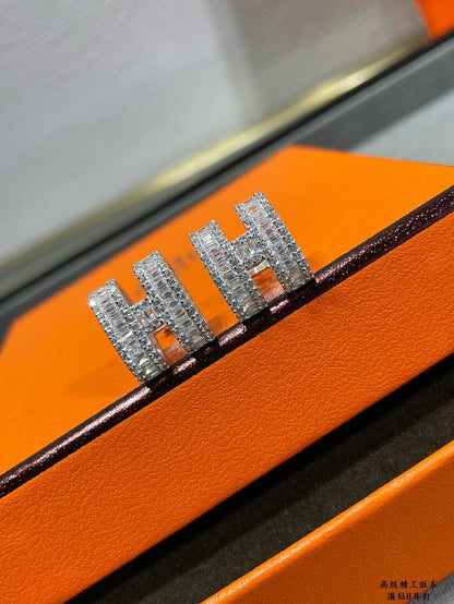 [LumiVibe]H STUD EARRINGS WITH SILVER DIAMONDS