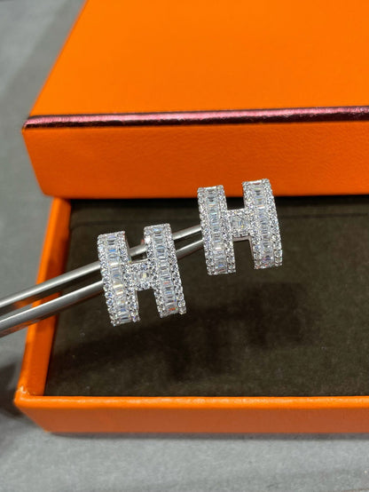 [LumiVibe]H STUD EARRINGS WITH SILVER DIAMONDS