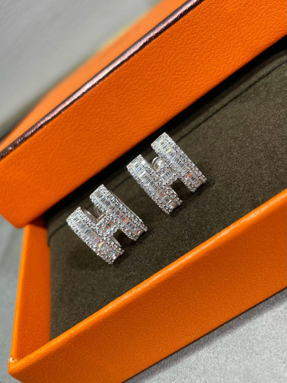 [LumiVibe]H STUD EARRINGS WITH SILVER DIAMONDS