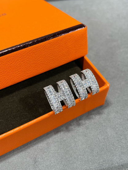 [LumiVibe]H STUD EARRINGS WITH SILVER DIAMONDS