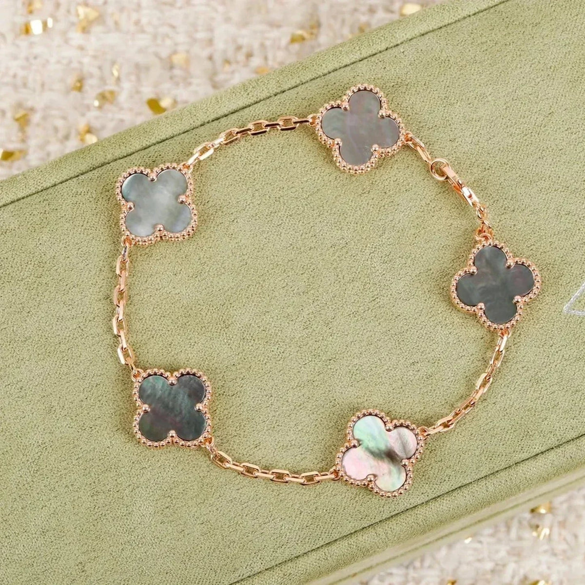 [LumiVibe] CLOVER 5 MOTIF GRAY MOP BRACELET COLLECTION