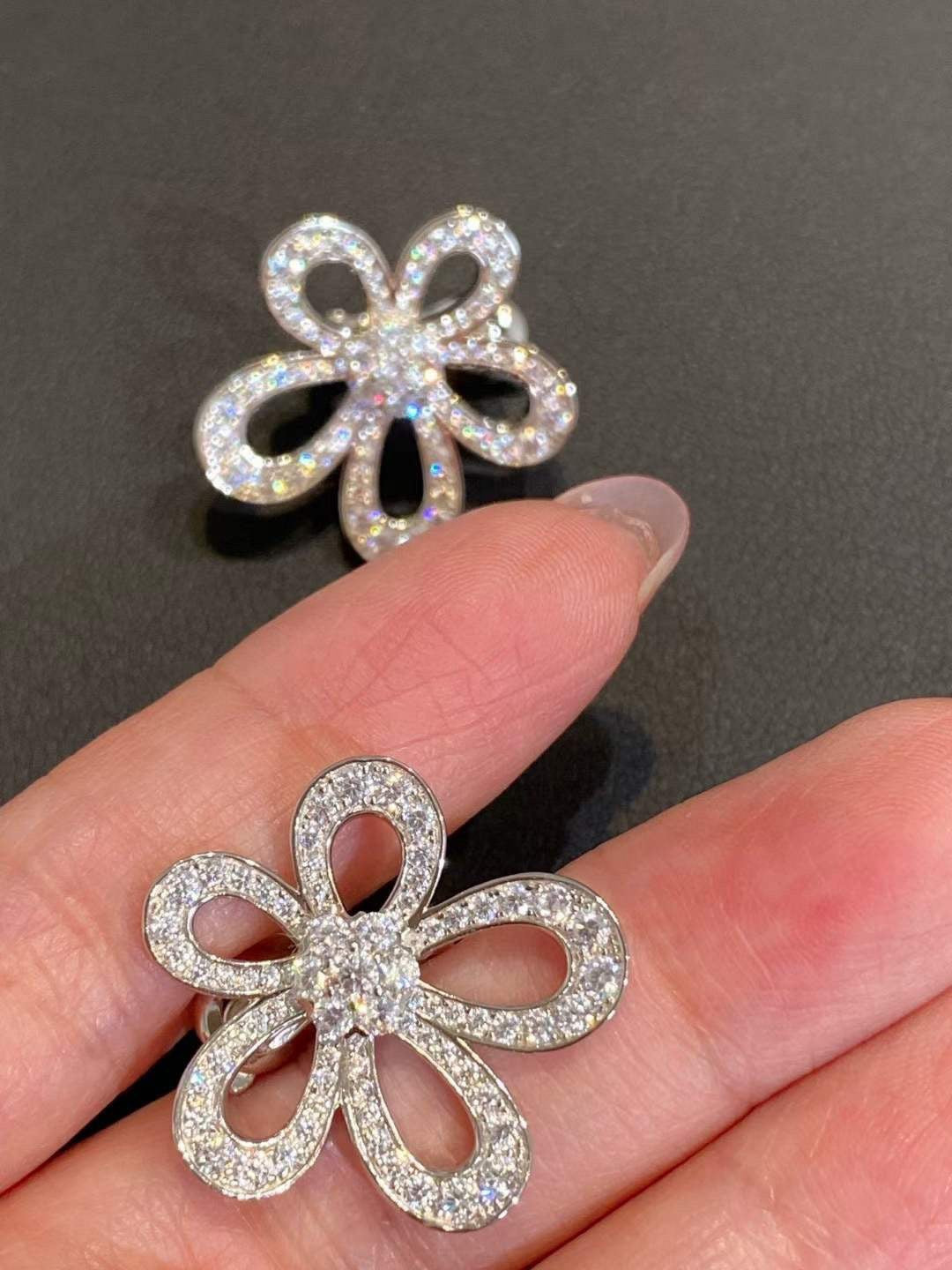 [LumiVibe]FLOWERLACE EARRINGS FULL DIAMONDS