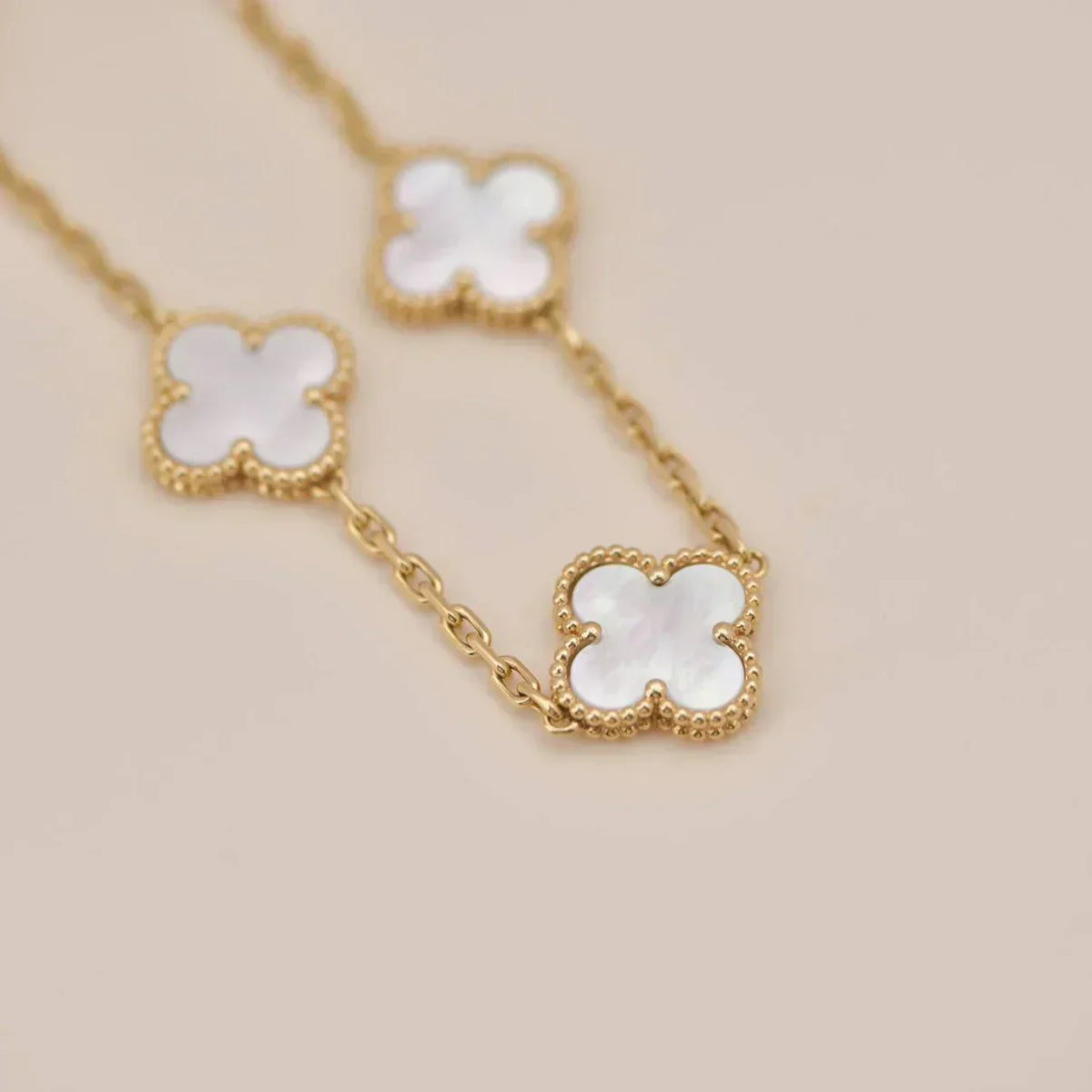 [LumiVibe]CLOVER WHITE PEARL MOP 5 MOTIF BRACELET COLLECTION