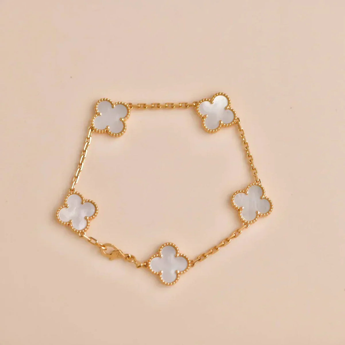 [LumiVibe]CLOVER WHITE PEARL MOP 5 MOTIF BRACELET COLLECTION