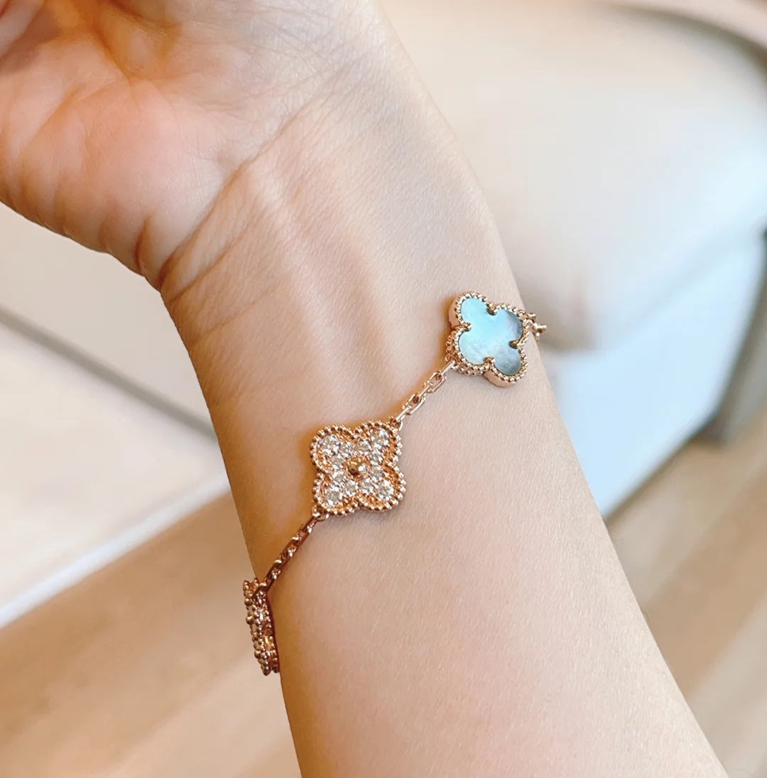 [LumiVibe] CLOVER 5 MOTIF GRAY MOP BRACELET COLLECTION