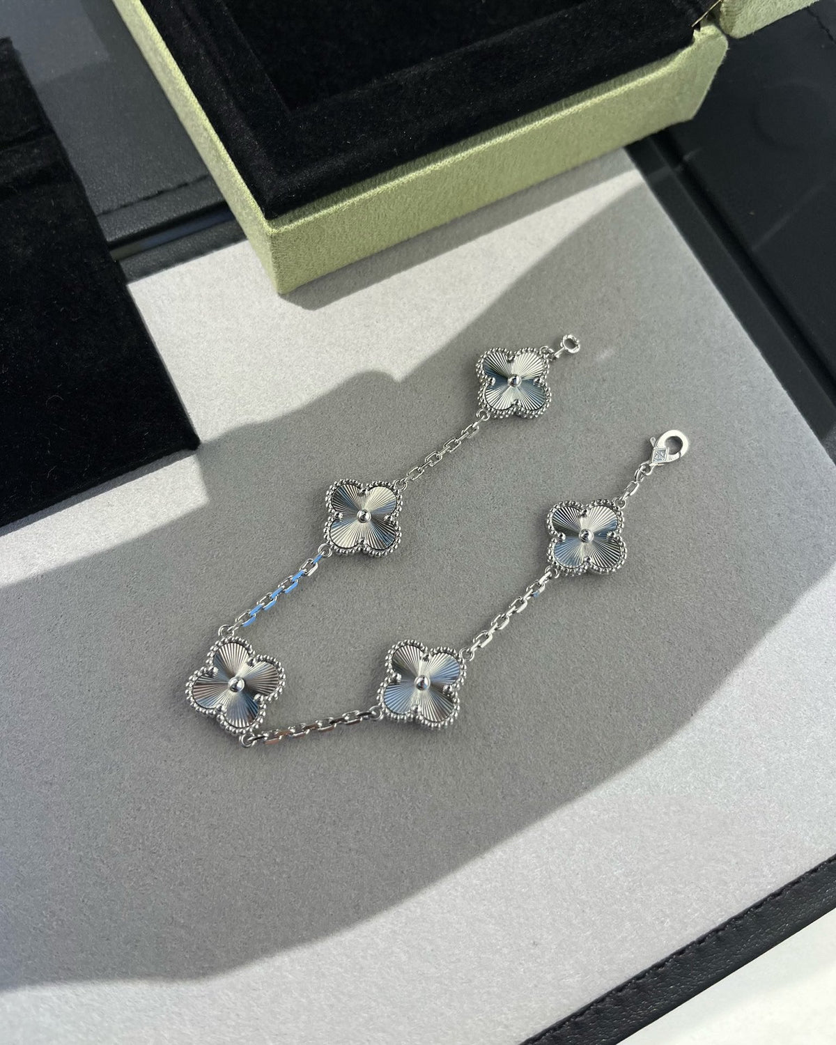 [LumiVibe] CLOVER 5 MOTIF LASER BRACELET COLLECTION